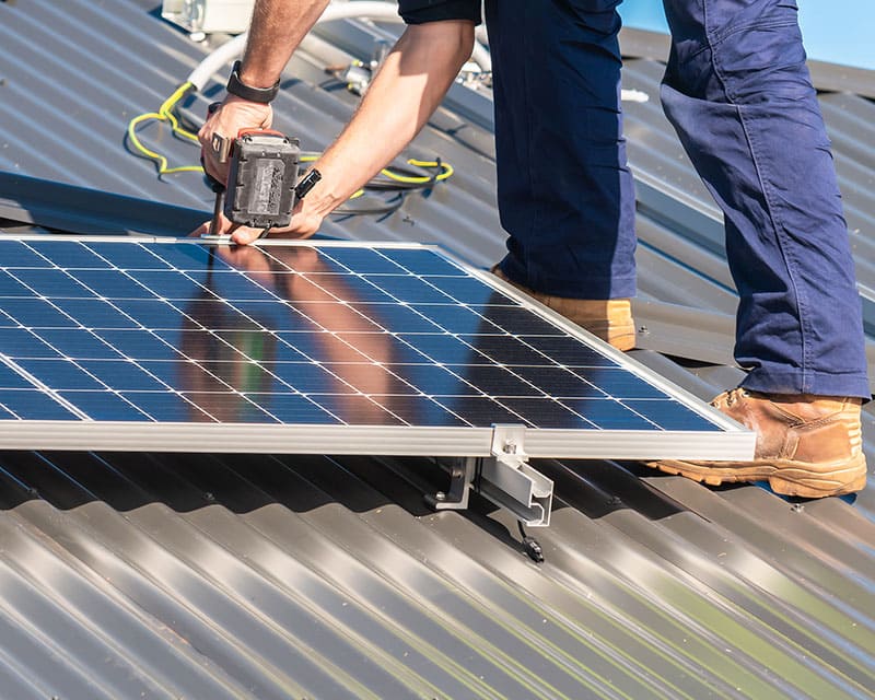 Mise en place de panneaux solaires