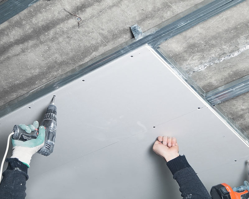 Pose de plaque de plâtre au plafond