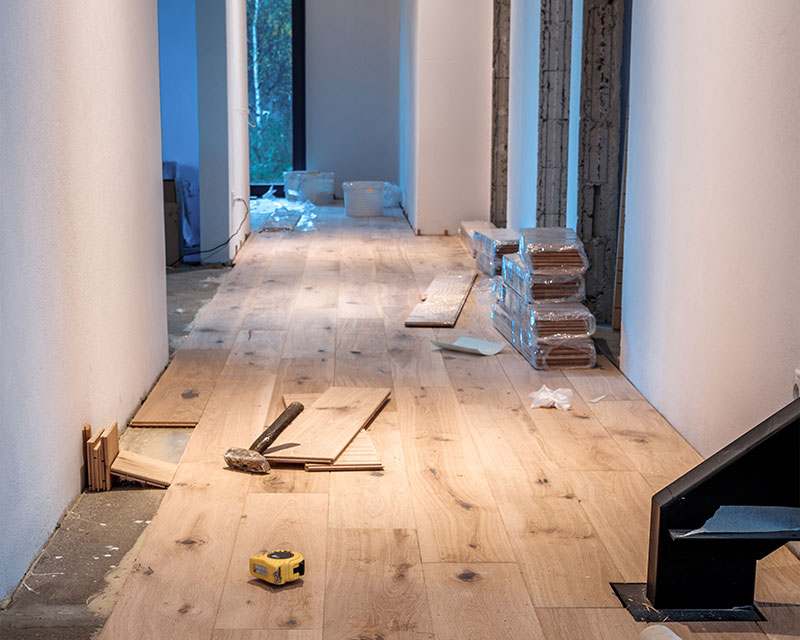 Pose d'un parquet dans une maison neuve